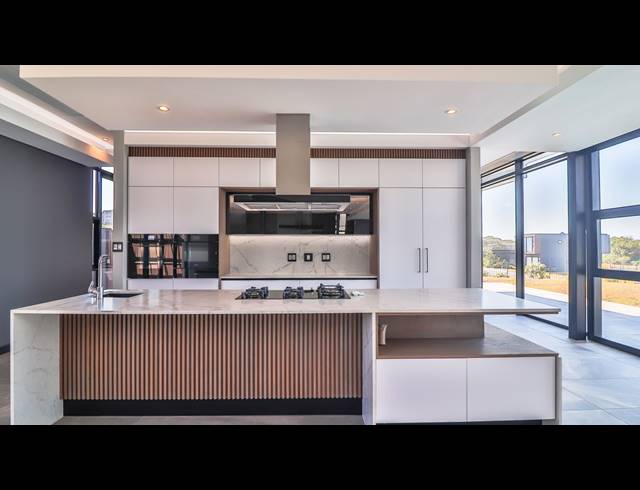 5 BEDROOM FREESTANDING FOR SALE IN UMHLANGA RIDGE